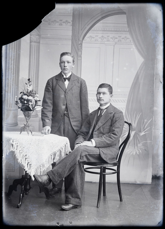 negatiiv Johan Wichvelin (püsti) ja ?, foto J.Riet, neg 1662, 12.02.1902