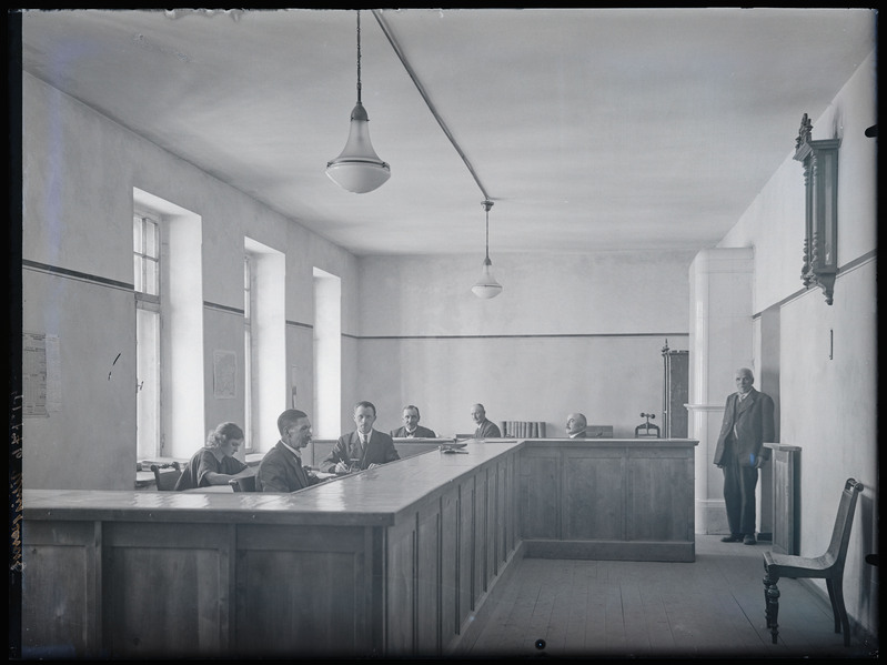negatiiv Viljandi Ühispank, sisevaade, töötajad, foto J. Riet, neg 41776, 1923