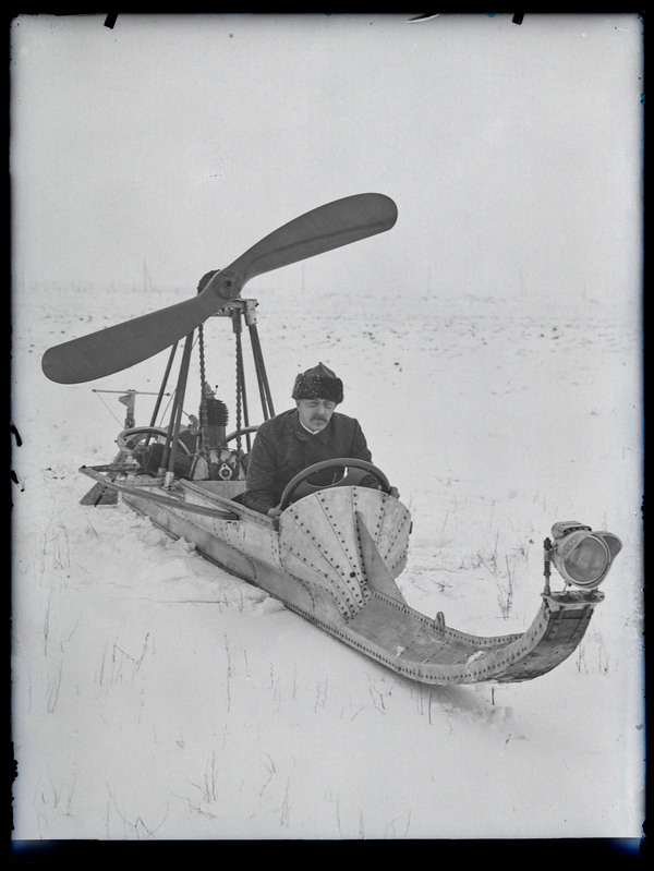 negatiiv Uno Pohrt ja tema mootorsaan, foto J. Riet, neg 13007, 28.02.1912