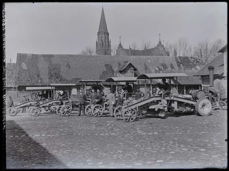 negatiiv Viljandi maavalitsuse teehöövlid, Tallinna tn 3 õuel, foto J. Riet, neg 52984, 1929