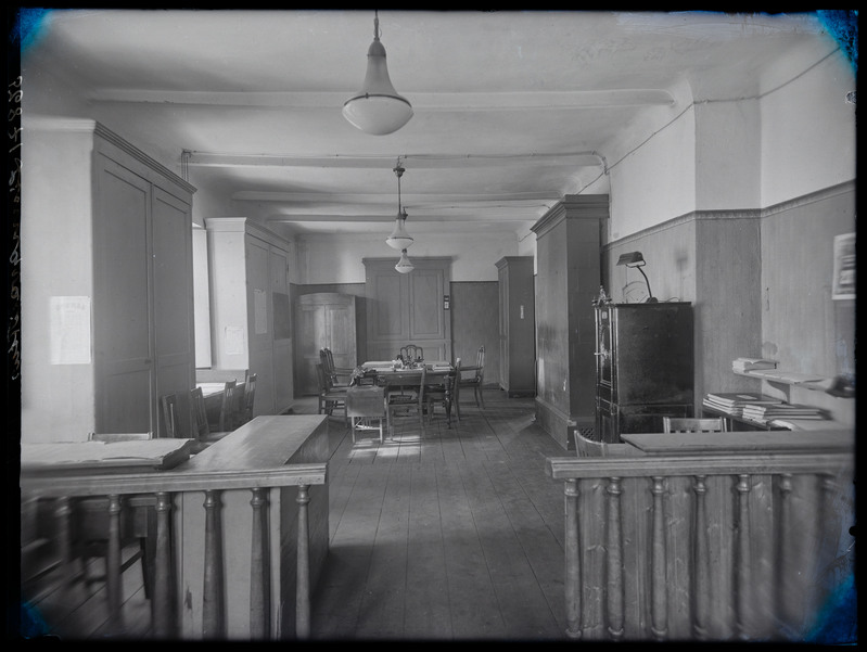 negatiiv Viljandi vana raekoda (Linnu tn 2), sisevaade, kantselei, töötajad, foto J. Riet, 1931 märts