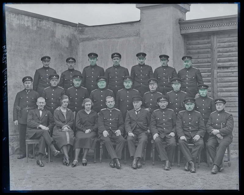 negatiiv Viljandi vangla (vangimaja, Tallinna tn 41), töötajad, foto J. Riet, neg 46582, 1926