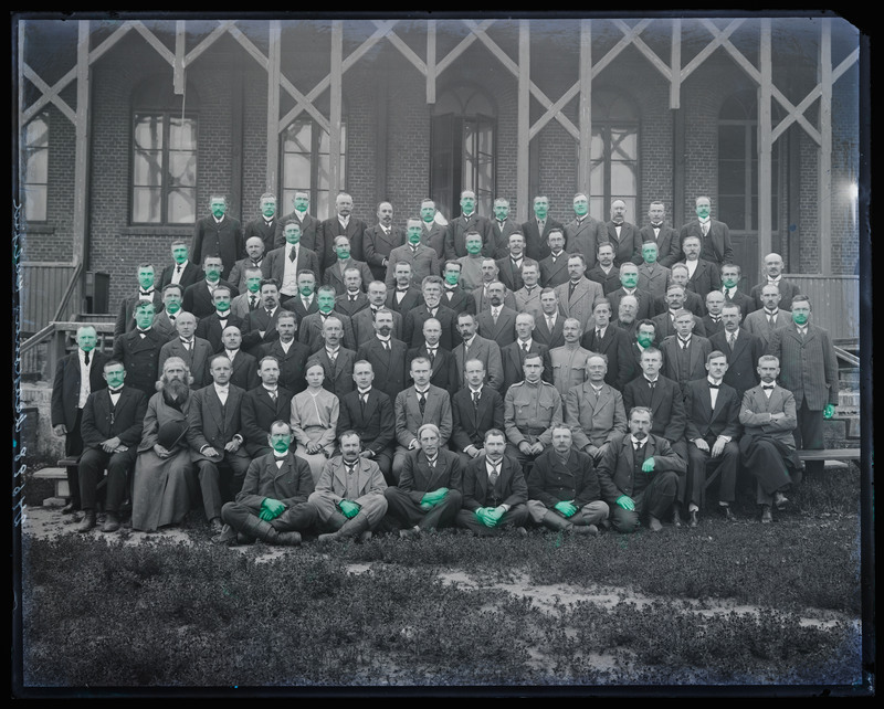 negatiiv VEHS-i maja õu Jakobsoni tn 42, valdade valijamehed, grupp, foto J. Riet, neg 24698, 1917 juuli
