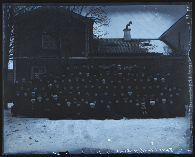 negatiiv Viljandi Linna Tütarlaste Kool (Linnu tn 4), grupp, talveriided, foto J. Riet, neg 8000, 1908 (jaanuar?)