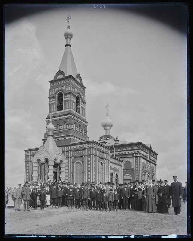 negatiiv Suure-Jaani õigeusu kirik, avamine, grupp kiriku ees, sh preestrid, foto J. Riet, neg 8243, 27.04.1908