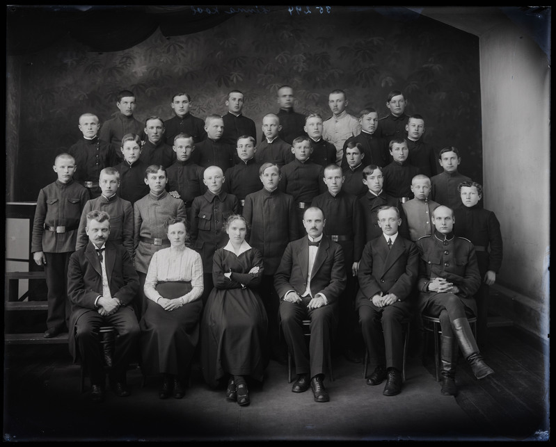 negatiiv Viljandi II Algkool (endine linnakool, Laidoneri pl 5), juht A. Moks, grupp, foto J. Riet, neg 35294, 1920/1921