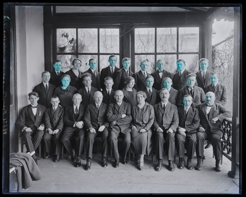 negatiiv Paistu khk Õisu piimaasjanduse kool (1931-st piimanduskool), lõpetajad sh juht Julius Grünberg (Tarmisto), foto J. Riet, neg 48526, 1927