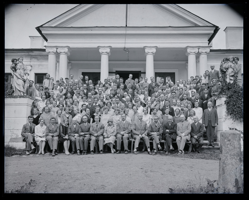 negatiiv Paistu khk Õisu Piimaasjanduskool (piimanduskool), grupp trepil, marmorkujud, foto J. Riet, neg 44771, 06.1925