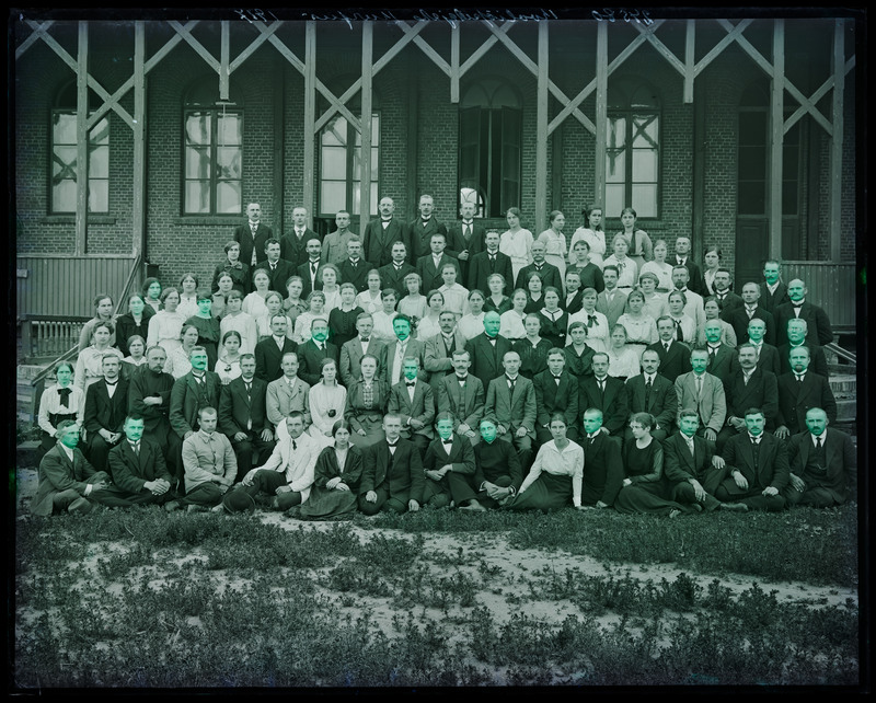 negatiiv Viljandi, VEPS-i õu (Jakobsoni tn 42), kooliõpetajate kursus, grupp, foto J. Riet, neg 24580, 06.1917