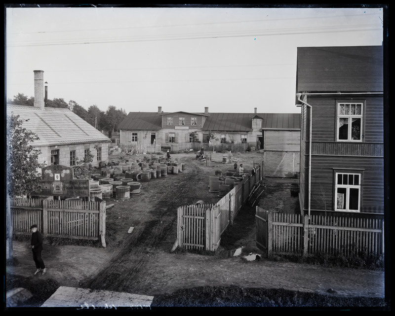 negatiiv Viljandi, Vaksali tn 15 hoov, Otto Schulz'i betoonitööstus (tsementesemete tööstus), foto J. Riet, neg 15177, 29.08.1913