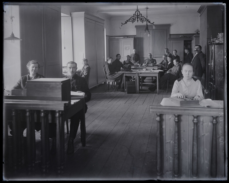 negatiiv Viljandi vana raekoda, sisevaade, töötajad sh linnapea A. Maramaaa, foto J. Riet, 1920