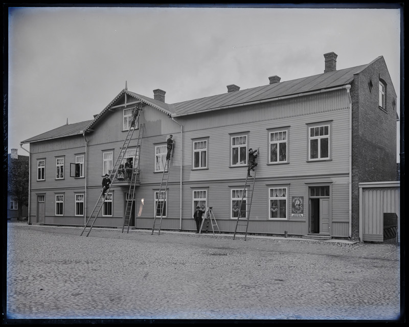 negatiiv, Viljandi Suurturg 7 (Laidoneri pl 7), valminud E. Pohl'i elamu, maalrid redelitel, Singeri reklaam, foto J. Riet, neg 10794, 17.05.1910