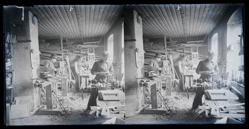 negatiiv stereo, puutöökoda, sisevaade, Viljandi? u 1905 foto J. Riet