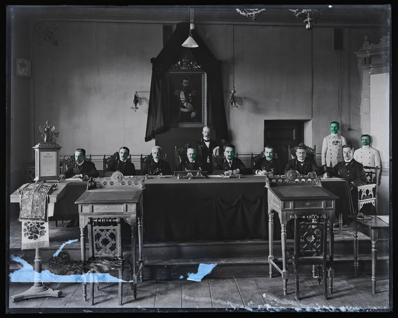 negatiiv Viljandi Rahukogu, Posti tn 22, sisevaade, kohtunikud, laud, kohtukull, kõnepuldid, Nikolai II portree, foto J. Riet, neg 16168, 15.06.1914