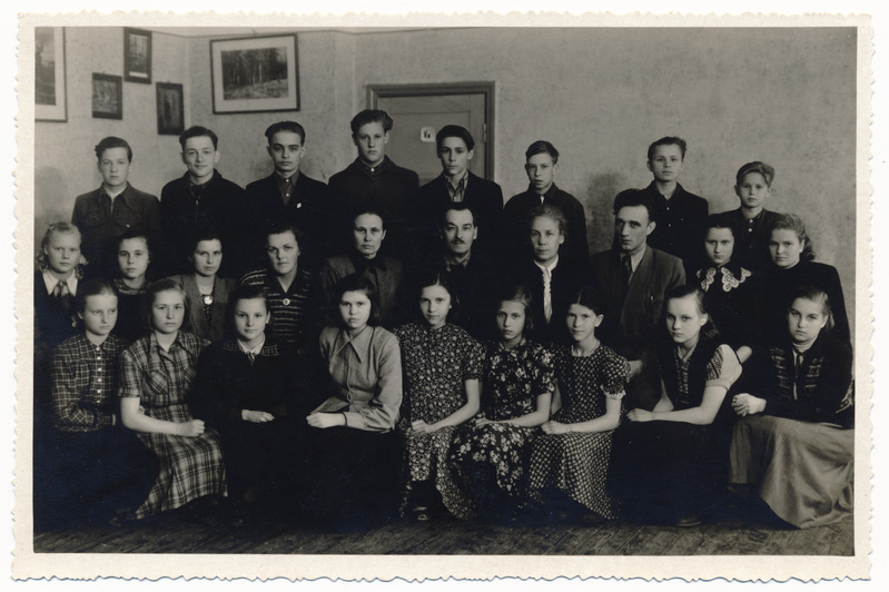 grupifoto, Viljandi I 7-klassiline Kool, VII b klassi õpilased ja õpetajad, II r keskel juht Roman Jürgen, 1954/55 (Laidoneri pl 5), taga õpilaste nimed
