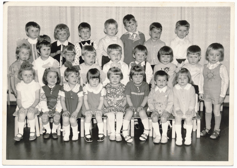 grupifoto, Viljandi I Lastesõim, Oru tn 21, 1976. a lõpetajad