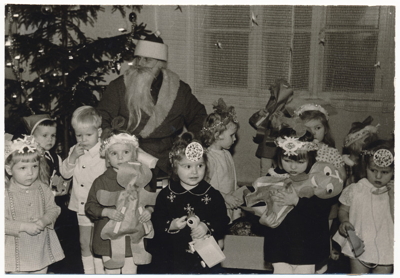 foto, Viljandi I Lastesõim, Oru tn 21, näärivana, lapsed näärikinkidega, kuusk, 1971