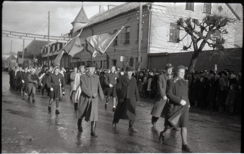 fotonegatiiv,  Viljandi, Tallinna tn, 1.mai rongkäik, paremal maja nr 6, 1947 F A. Kiisla