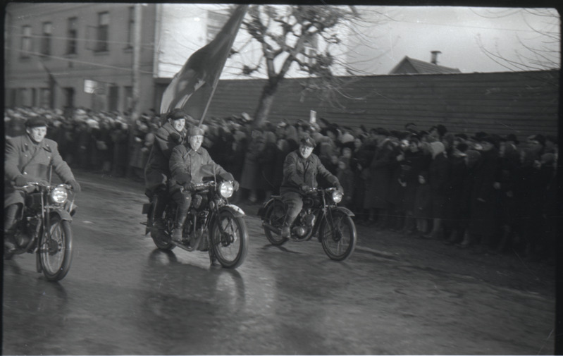 fotonegatiiv,  Viljandi, Tallinna tn, 1.mai rongkäik, mootorratturid, paremal maja nr 6, 1947 F A. Kiisla