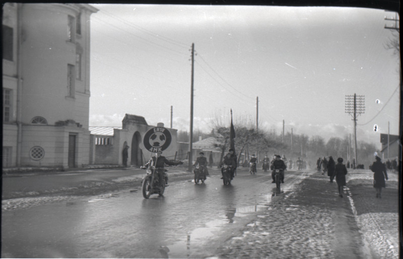 fotonegatiiv,  Viljandi, Vaksali tn, 1.mai rongkäik, mootorratturid, vasakul endine pangamaja, 1947 F A. Kiisla