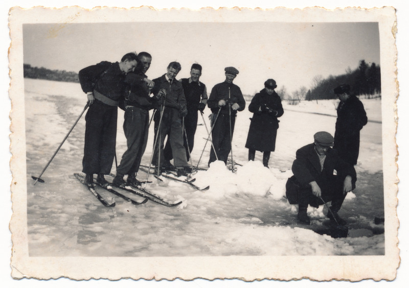 foto Viljandi järv, suusatajad, vas 1. E. Ardma, kalamees, jääauk, u 1952