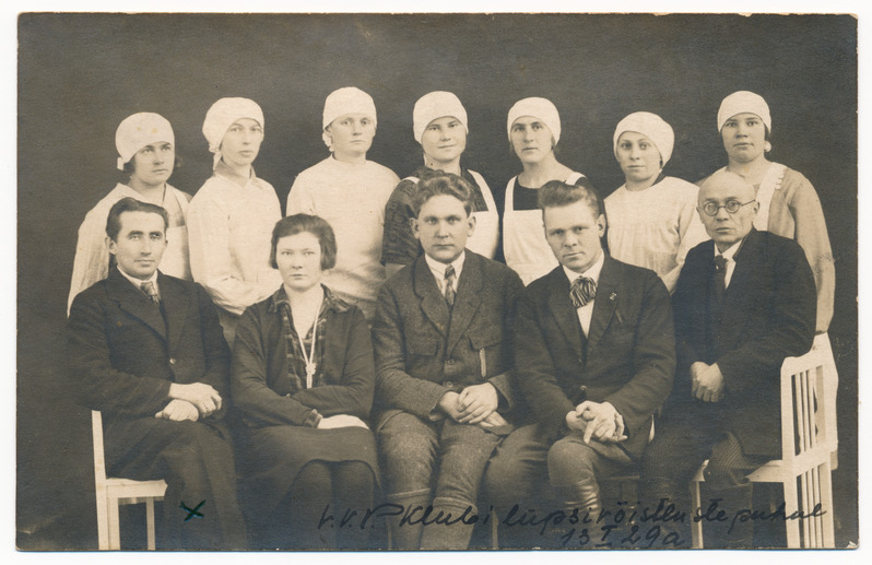 foto Viljandi khk Vana-Võidu põllumajanduse klubi, lüpsivõistlus: osalejad, hindamiskomisjon, sh vas 1. klubi esimees Jakob Jalakas, 13.01.1929