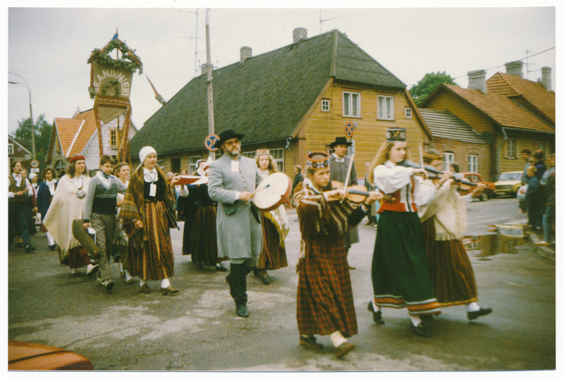 värvifoto Viljandimaa Virred, rongkäik, külalised Lätist, Tallinna-Kauba tn ristmik, 1991