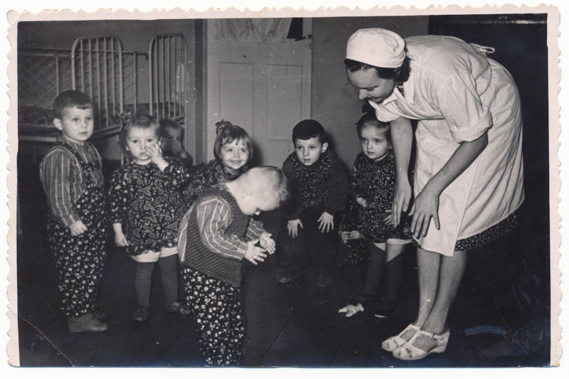 foto Viljandi linavabriku lastesõim, A. Maramaa pst 5, sisevaade, kasvataja, lapsed (sõimeriided), võrevoodid, sügis 1956