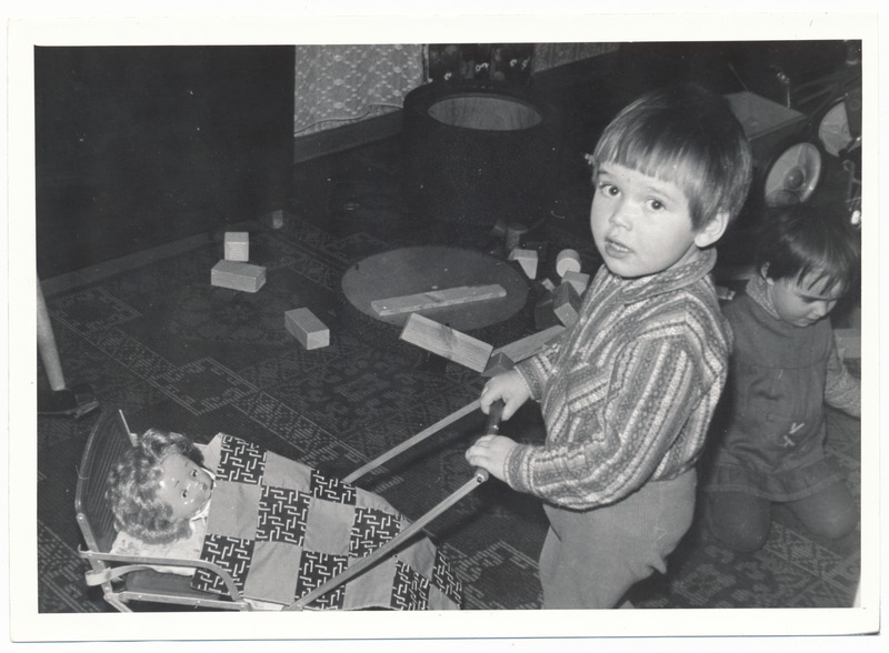 foto Viljandi, laps, nukukäru, nukk, mänguklotsid 1985, foto T. Parre