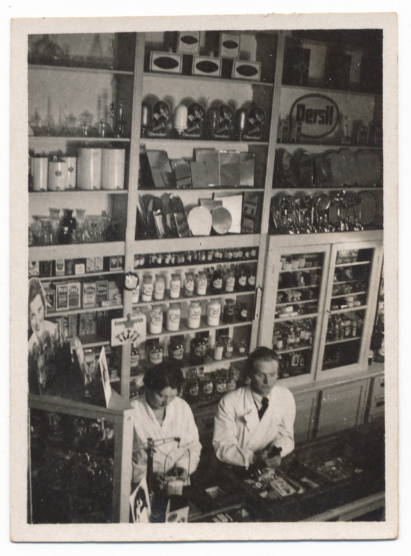 foto Viljandi, Lossi tn 24, apteek (omanik G. H. Jürgens), sisevaade, müügisaal, Benita Käärik, August Kukk, u 1938