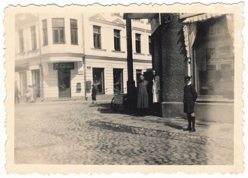 foto Viljandi Lossi ja Tartu tn ristmik, paremal Lossi tn 24 hoone, apteegi uksel kitlis August Kukk, vasakul Lossi tn 26, u 1938