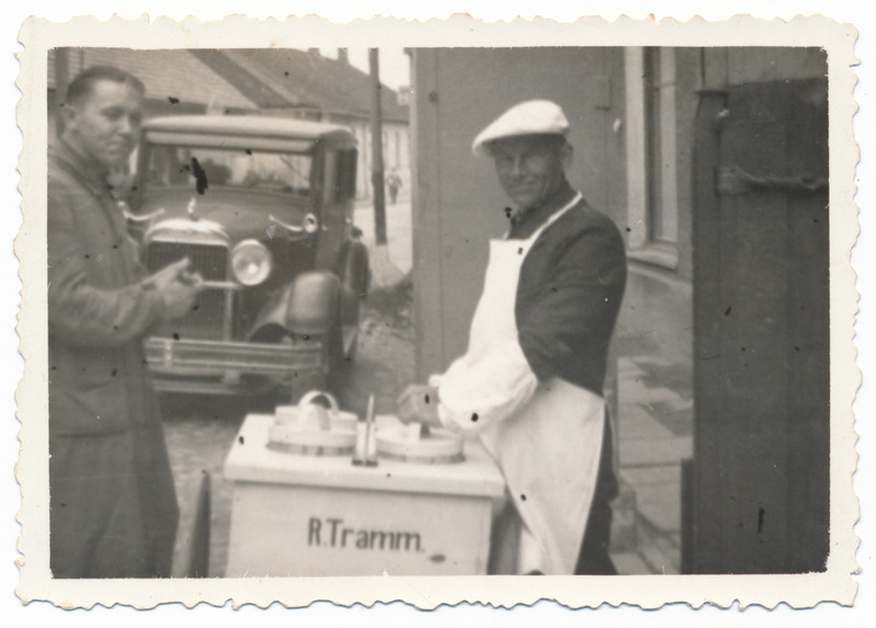 foto Viljandi Tartu tn 14 maja ees jäätisekäru, müüja Rudolf Tramm, u 1938