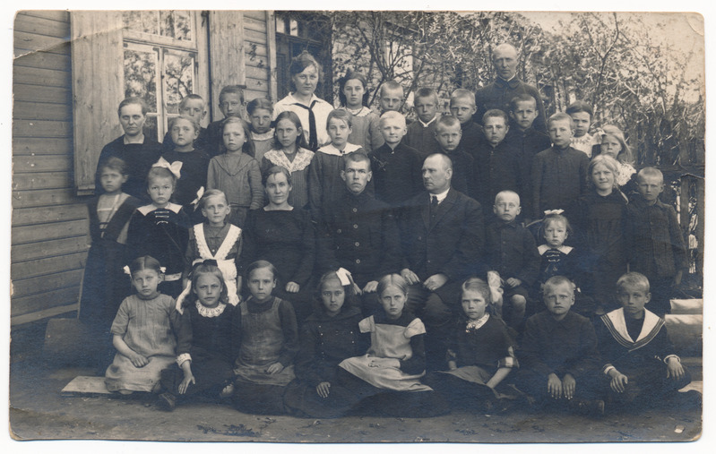 foto Viljandi, Vaksali tn 15, 3.algkool (endine Kantremaa ministeeriumikool), I kl, sh II r juht Jaan Udikas (vanem) I r par 2. Aug. Kukk, 1921
