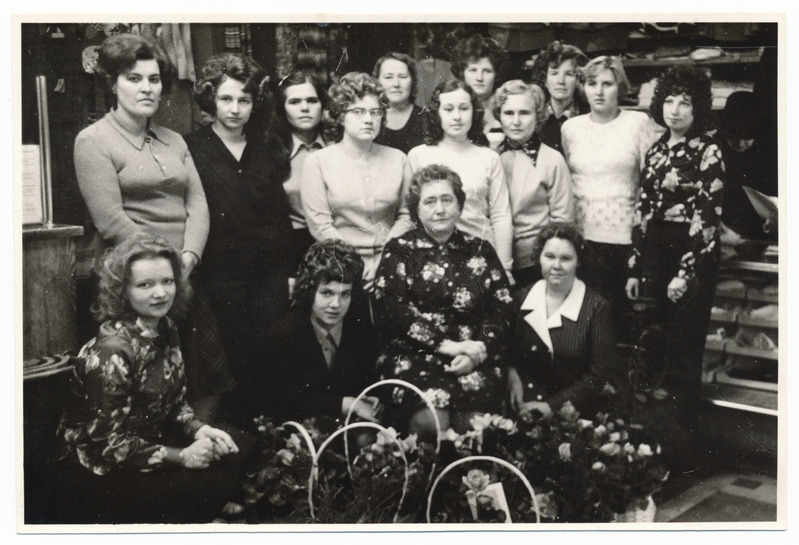 grupifoto Viljandi Tartu tn 6, kaupluse Galanterii juhataja pensionile saatmine, grupp, juuni 1978