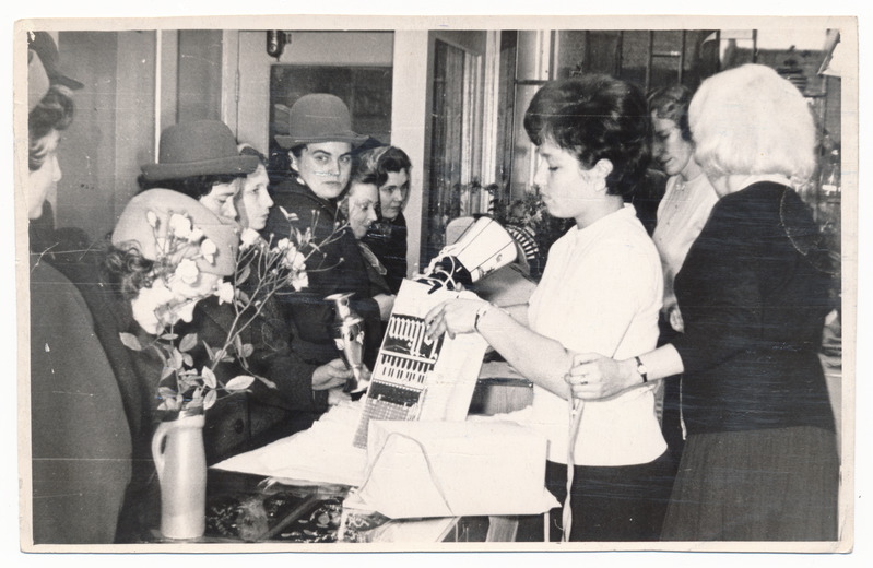 foto Viljandi Tartu tn 6, kaubastu kaupluse Galanterii osakond Suveniirid, sisevaade, müüjad, ostjad, suveniirlambi Vana Toomas ost, u 1970