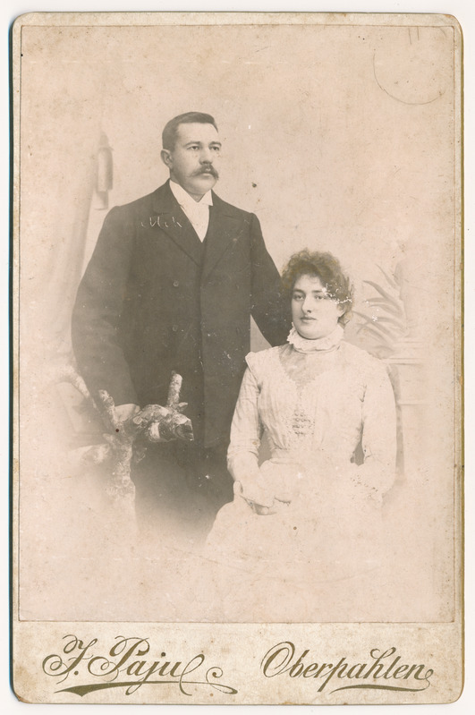 foto pruutpaar Mihkel Lillak, Adele Emilie Puhk, 1903 foto J. Paju, Oberpahlen-Põltsamaa (E. Kallase onu)