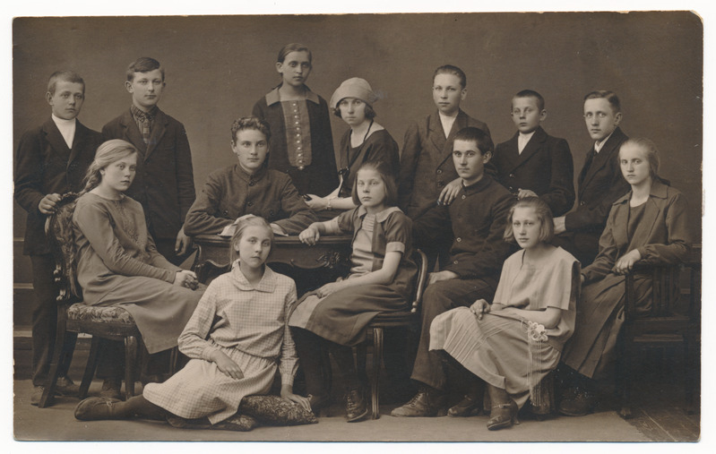 foto Suure-Jaani khk Kildu algkooli lõpetajad, taga keskel Ella Lillak (ab Kallas), u 1926