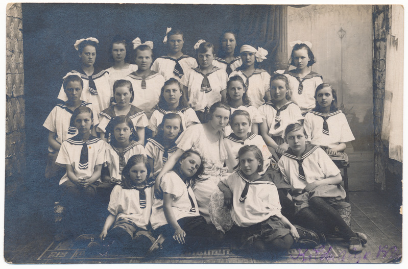 foto Suure-Jaani khk Kildu algkool, grupp tüdrukuid vormis (esinejad?), õpetaja E. Lillak (ab Kallas), 1924