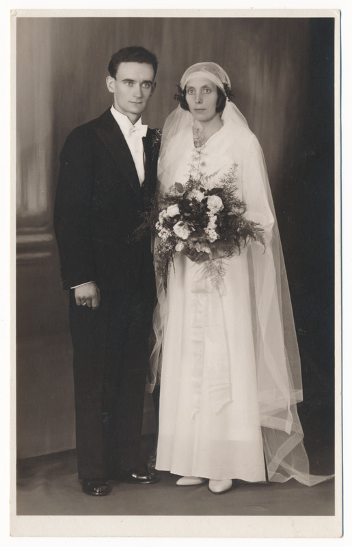 foto pruutpaar Alfred Heinrich Freudenthal-Raidal (meier Uue-Võidus) ja Regina Laur (kooliõpetaja Uue-Võidu e Saarepeedi vallas), u 1930