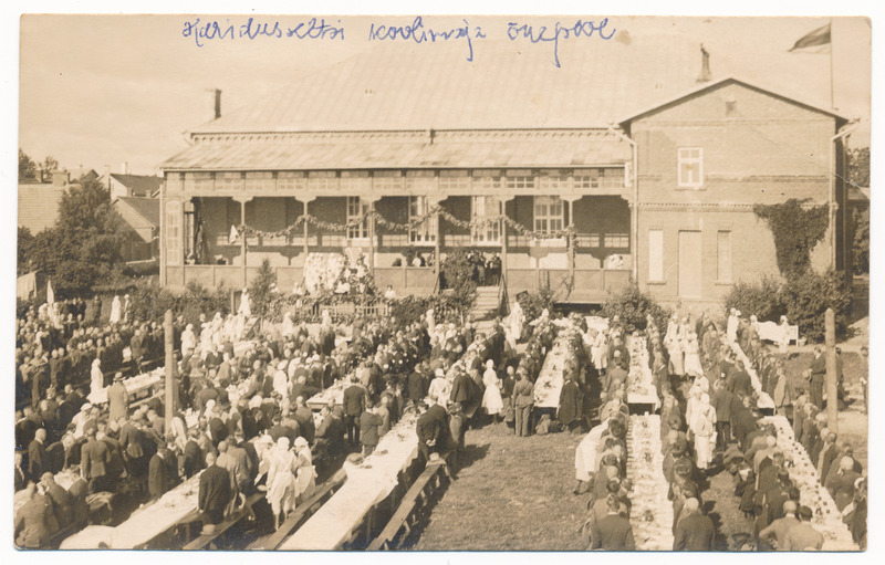 foto Viljandi haridusseltsi kooli õu (Jakobsoni tn 42), pikad kaetud lauad, inimesed, kapten A. Irve mälestussamba avamise puhul, 06.08.1933 foto A. Järvekülg