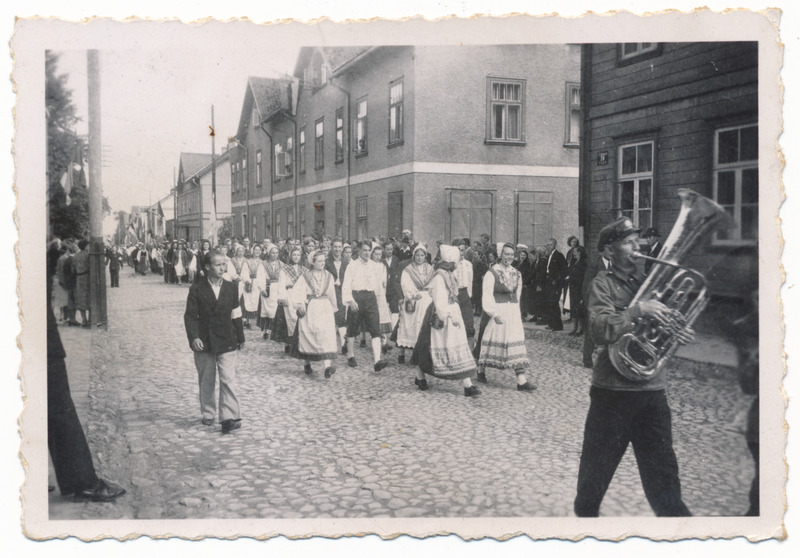 foto Viljandi, Jakobsoni tn (ristumine Eha tn), lauljate rongkäik, laulupäev (Sakalamaa laulupidu?) 1943