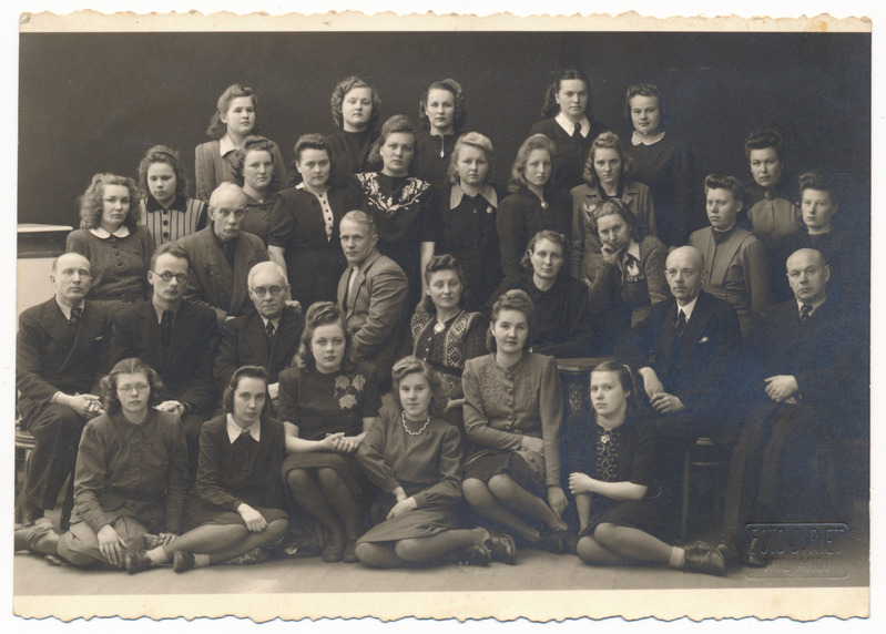 foto Viljandi Meditsiinikool, J. Laidoneri pl 8, grupp, I lend, 1947, Elfriede Piip (II r vas 6, juht 1946-1951?) foto J. Riet