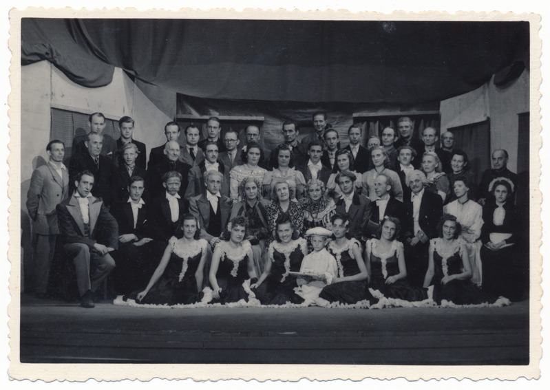 foto Viljandi kultuurimaja, grupp, I operett Montmantrei kannike, II r vas 6.Alice Mägi, lavastaja, 1954 foto Alfred Hunt