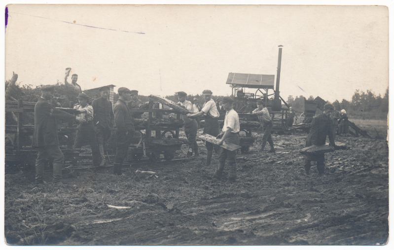 foto Viljandi khk Uue-Võidu v Karula turbaraba, turbalõikus u 1925