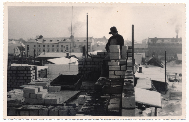 foto, Viljandi, Kaalu tn 11a, elamu ehitus, müüritööd, umb 1960 talv, taga vasakul kultuurimaja, paremal kaubamaja