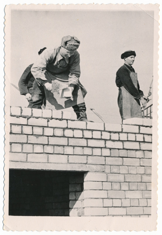 foto, Viljandi, Oru tn 3, müüri ladumine, Rudolf Einmann (paremal), umb 1959