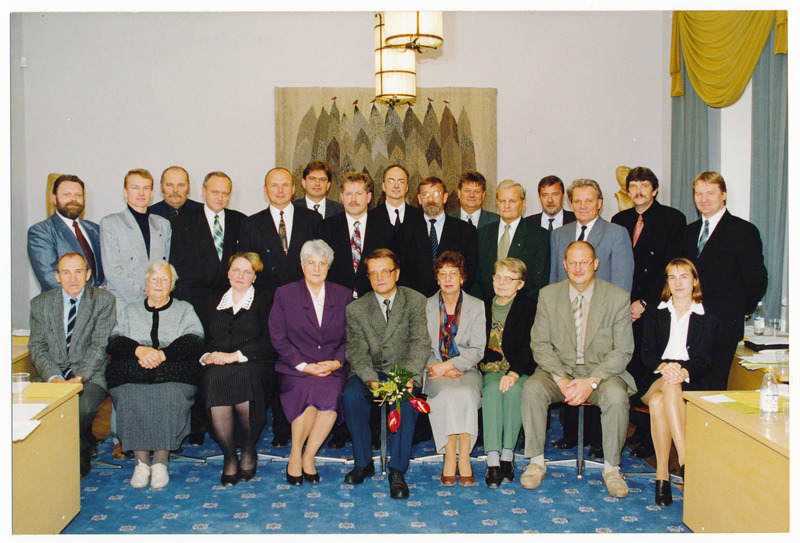 värvifoto, Viljandi linnavolikogu X koosseis, raekoda, 24.09.1999, viimane koosolek, I r par 2.Tauno Tuula, esimees