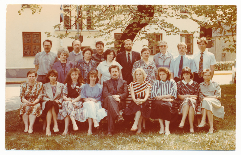 värvifoto, Viljandi linnavalituse töötajad, linnapea H. Raudla I r keskel, abilinnapea H. V. Seeder taga keskel, 26.05.1992