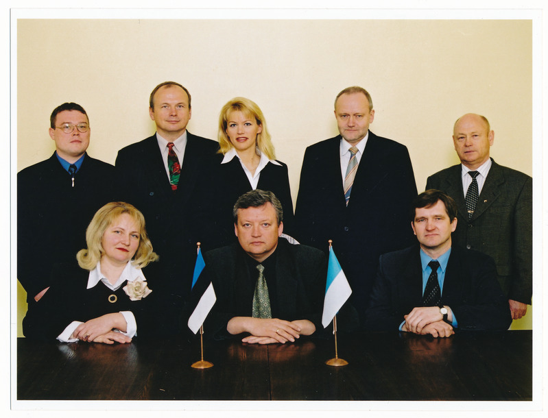 värvifoto, Viljandi linnavalitsus 1999-2002, linnapea P. Aru, linnasekretär M. Timpson (II r vas 1.)