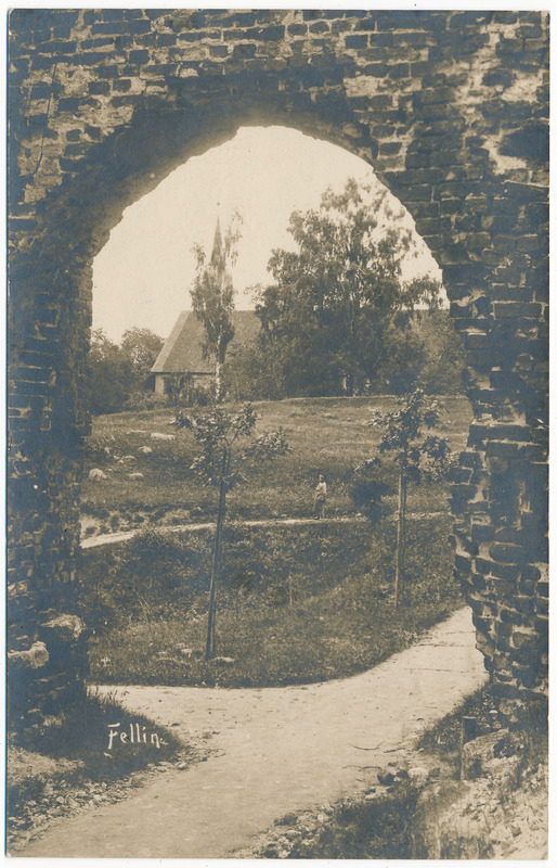 fotopostkaart albumis, Viljandi, vaade läbi lossivärava aidale u 1910 foto Christin & Co Narva